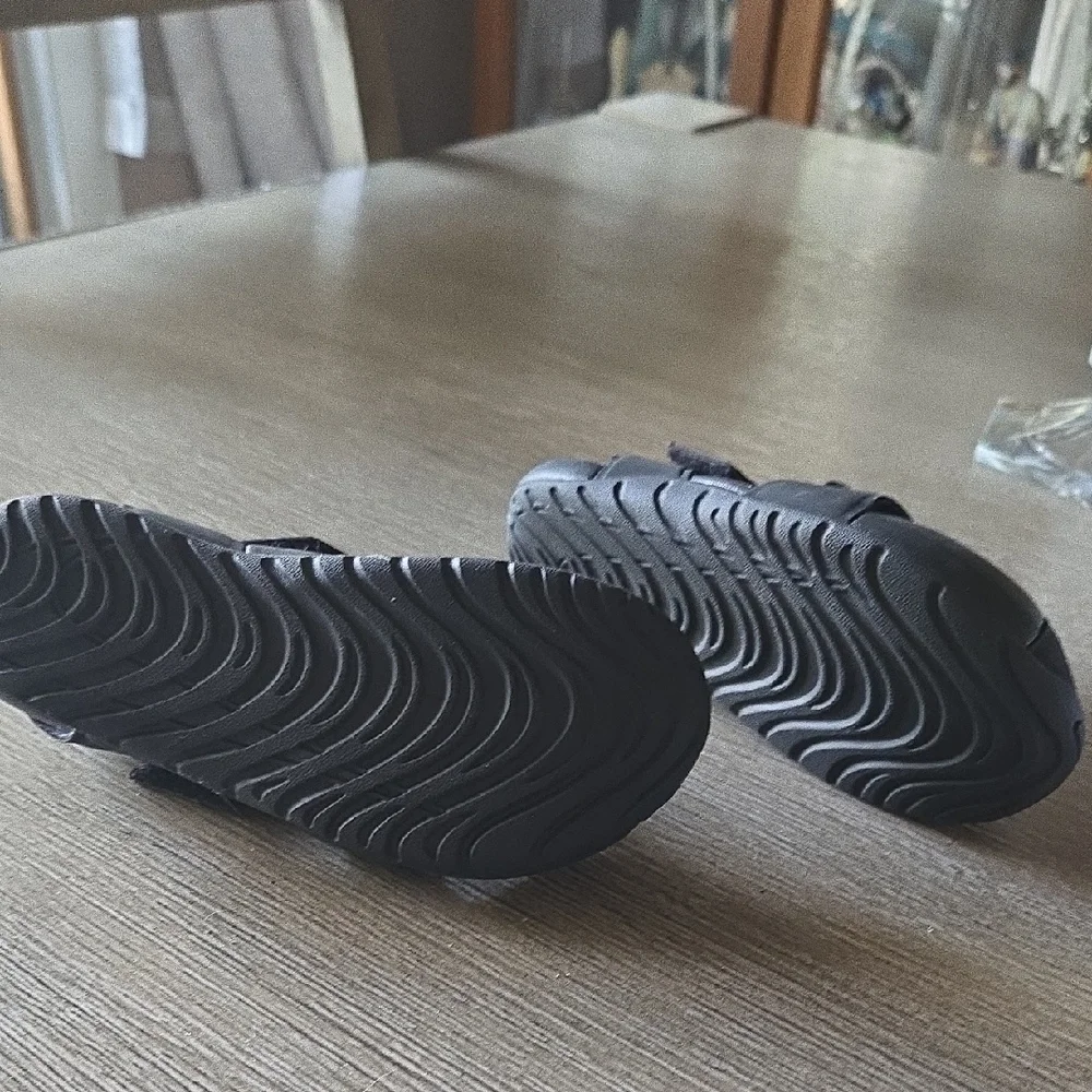 Nike Kids Black Sandals with White Accents - Picture 5 of 6